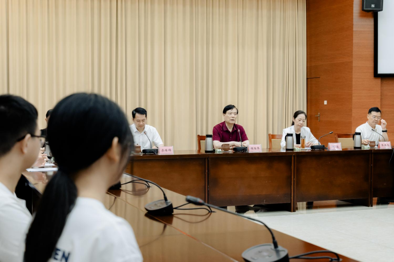 “陽(yáng)光礪行 愛(ài)心助學(xué)” 大學(xué)新生助學(xué)金發(fā)放儀式